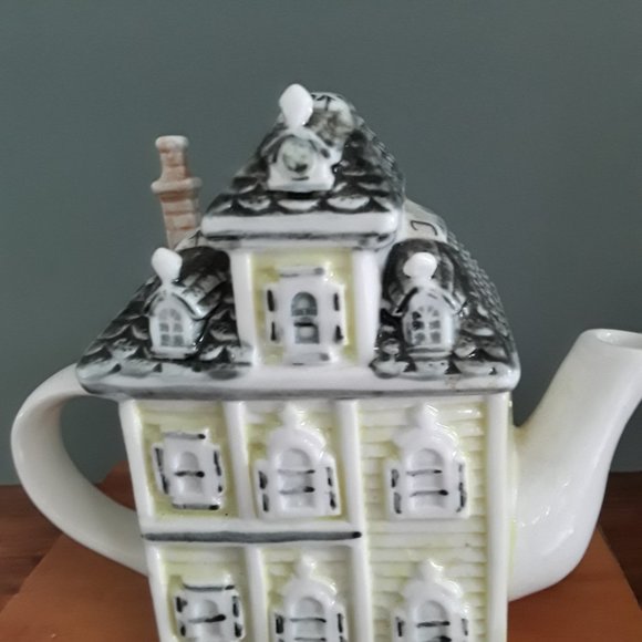 Medieval Style Townhouse Square Ceramic Teapot - Picture 6 of 6